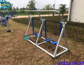 Bài Tập Toàn Thân Giảm Mỡ Bụng Hiệu Quả Với Máy Đi Bộ Trên Không Tại Công Viên